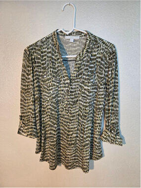 Juniper + Lime Dot Print Roll Tab Sleeve Henley Blouse Olive Green Petite Medium